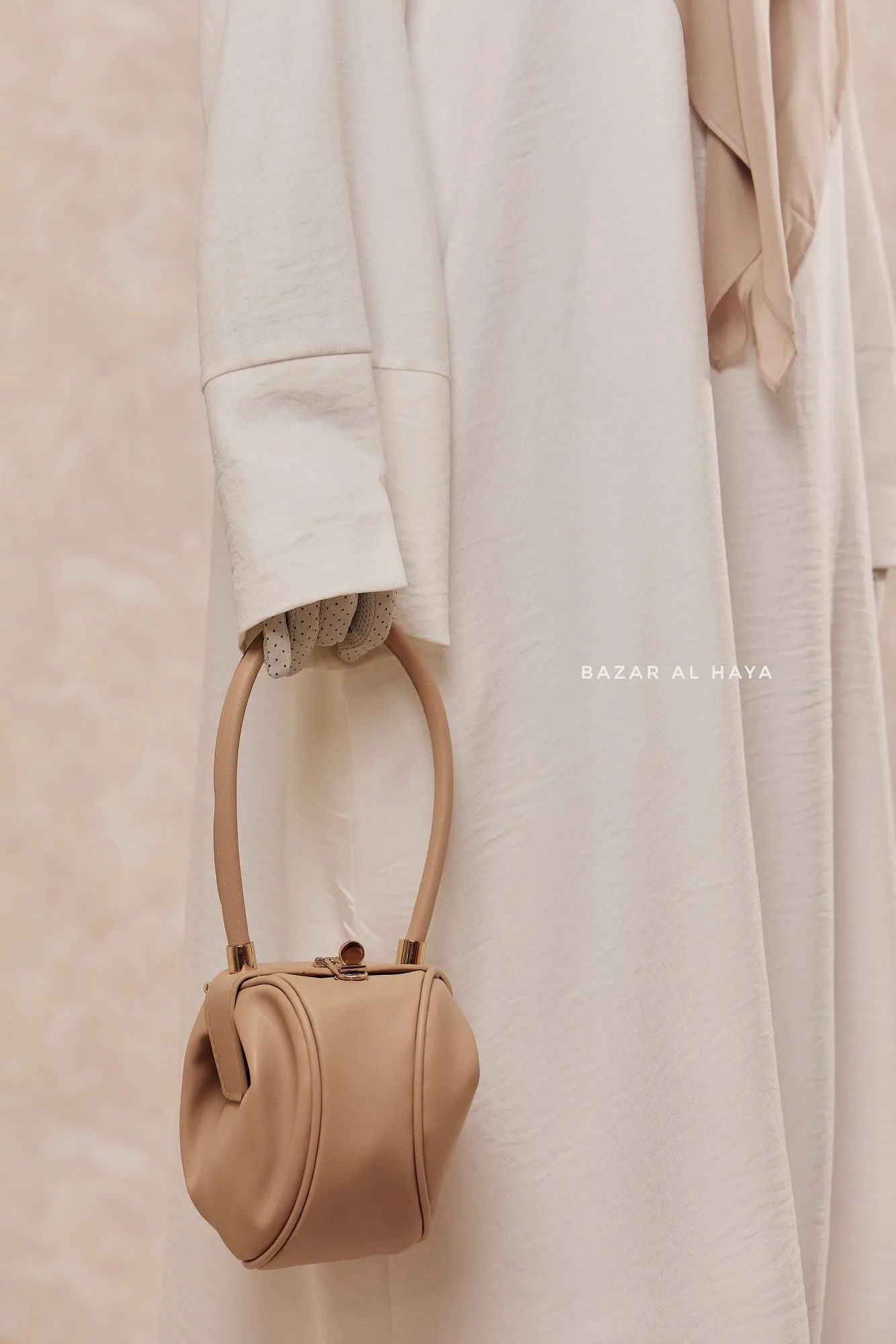 Unique Round Hand Bag In Beige